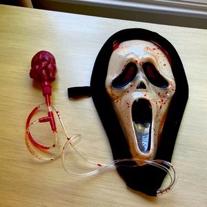 Halloween scream mask with fake blood pump.